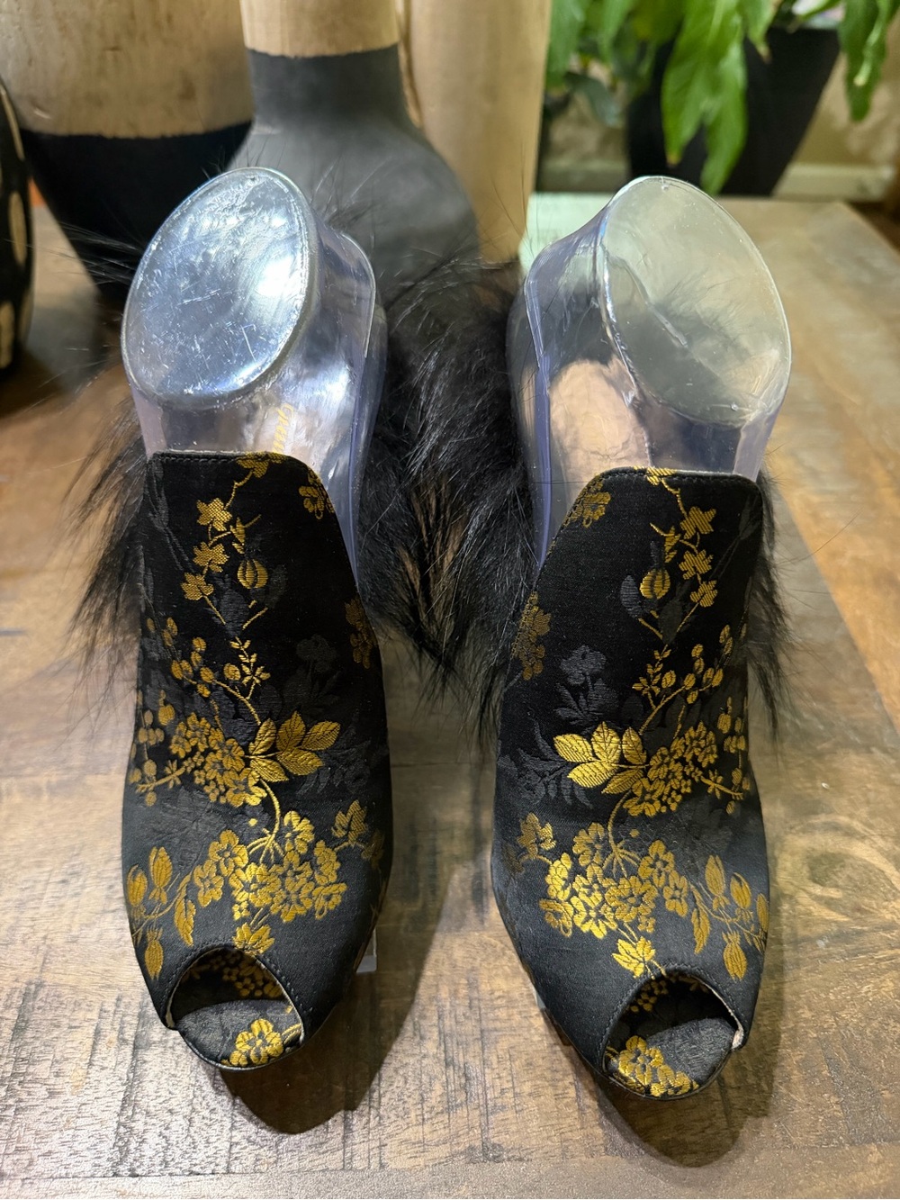 EUC Gianvito Rossi Milano Black & Gold Brocade Fur Trim Peep Toe Booties